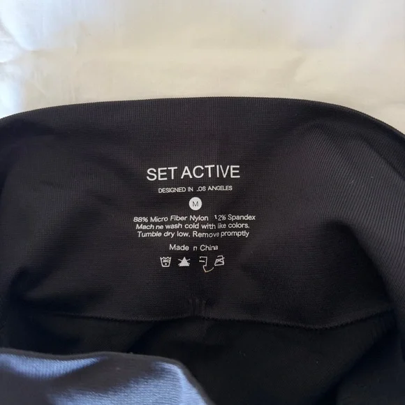 Set Active Sculptflex Leggings in Onyx. Size Medium - Picture 5 of 8
